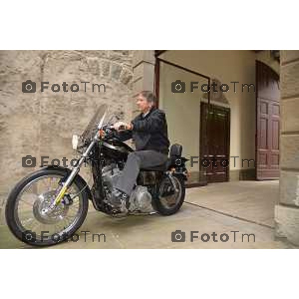 Brembate Sopra (BG) Giulio Maria Terzi di Sant\'Agata, diplomatico e ambasciatore italiano, ex ministro degli affari esteri del governo Monti nella foto Giulio Terzi con la sua moto Harley-Davidson, nella sua residenza a Brembate (BG) in tenuta informale foto Tiziano Manzoni-fotogramma Bergamo
