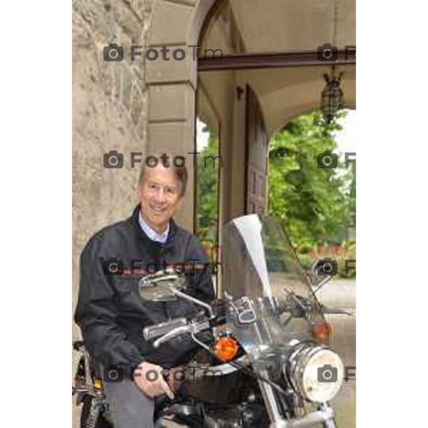 Brembate Sopra (BG) Giulio Maria Terzi di Sant\'Agata, diplomatico e ambasciatore italiano, ex ministro degli affari esteri del governo Monti nella foto Giulio Terzi con la sua moto Harley-Davidson, nella sua residenza a Brembate (BG) in tenuta informale foto Tiziano Manzoni-fotogramma Bergamo