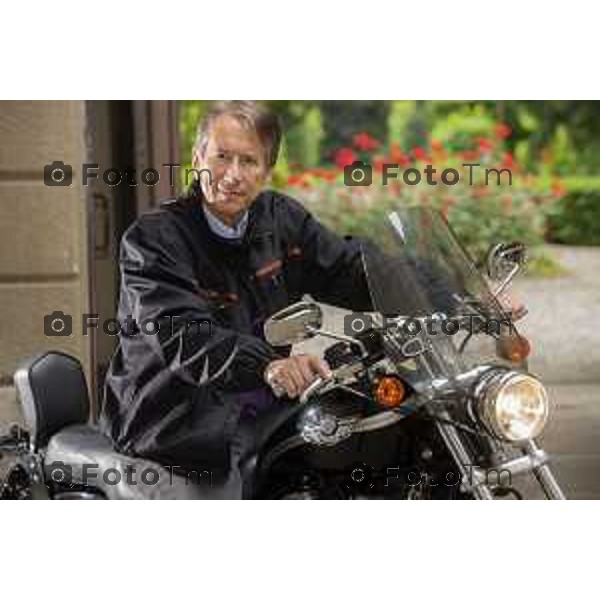Brembate Sopra (BG) Giulio Maria Terzi di Sant\'Agata, diplomatico e ambasciatore italiano, ex ministro degli affari esteri del governo Monti nella foto Giulio Terzi con la sua moto Harley-Davidson, nella sua residenza a Brembate (BG) in tenuta informale foto Tiziano Manzoni-fotogramma Bergamo