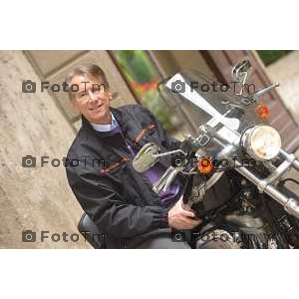 Brembate Sopra (BG) Giulio Maria Terzi di Sant\'Agata, diplomatico e ambasciatore italiano, ex ministro degli affari esteri del governo Monti nella foto Giulio Terzi con la sua moto Harley-Davidson, nella sua residenza a Brembate (BG) in tenuta informale foto Tiziano Manzoni-fotogramma Bergamo