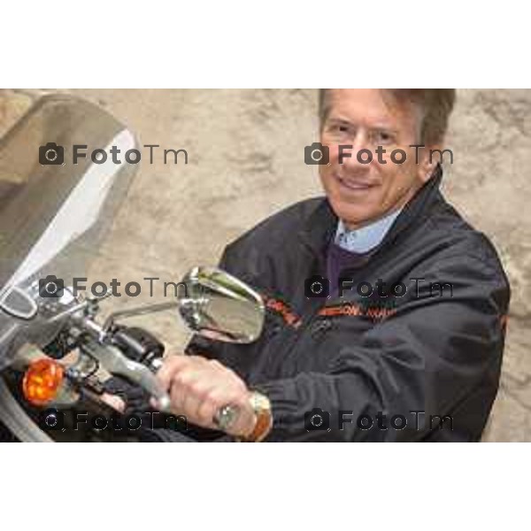 Brembate Sopra (BG) Giulio Maria Terzi di Sant\'Agata, diplomatico e ambasciatore italiano, ex ministro degli affari esteri del governo Monti nella foto Giulio Terzi con la sua moto Harley-Davidson, nella sua residenza a Brembate (BG) in tenuta informale foto Tiziano Manzoni-fotogramma Bergamo