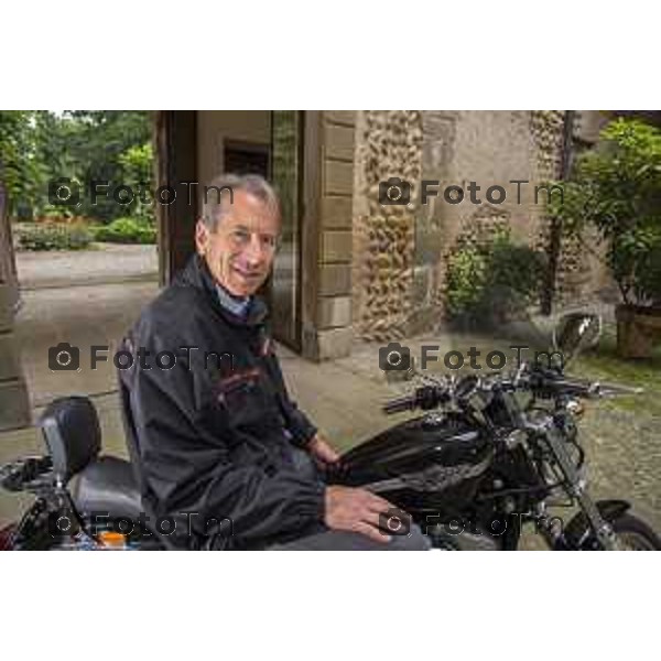 Brembate Sopra (BG) Giulio Maria Terzi di Sant\'Agata, diplomatico e ambasciatore italiano, ex ministro degli affari esteri del governo Monti nella foto Giulio Terzi con la sua moto Harley-Davidson, nella sua residenza a Brembate (BG) in tenuta informale foto Tiziano Manzoni-fotogramma Bergamo