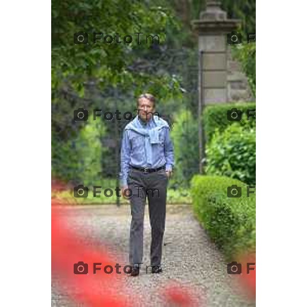 Brembate Sopra (BG) Giulio Maria Terzi di Sant\'Agata, diplomatico e ambasciatore italiano, ex ministro degli affari esteri del governo Monti nella foto Giulio Terzi con la sua moto Harley-Davidson, nella sua residenza a Brembate (BG) in tenuta informale foto Tiziano Manzoni-fotogramma Bergamo