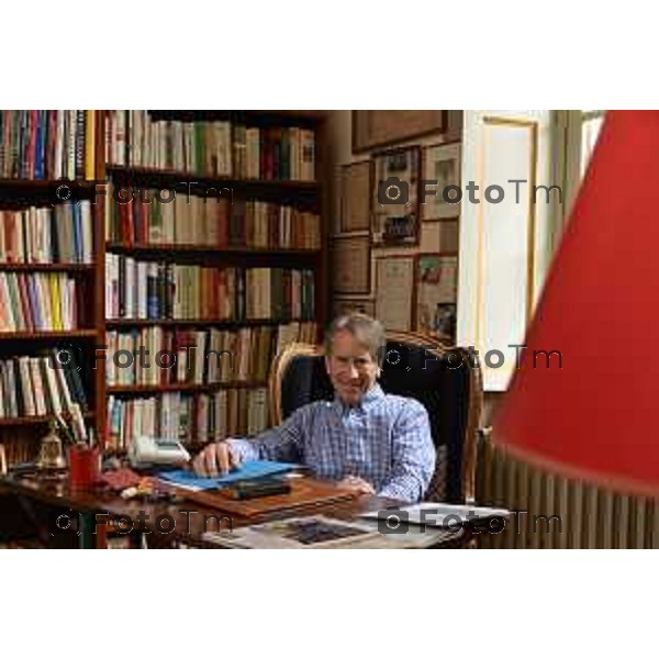 Brembate Sopra (BG) Giulio Maria Terzi di Sant\'Agata, diplomatico e ambasciatore italiano, ex ministro degli affari esteri del governo Monti nella foto Giulio Terzi con la sua moto Harley-Davidson, nella sua residenza a Brembate (BG) in tenuta informale foto Tiziano Manzoni-fotogramma Bergamo