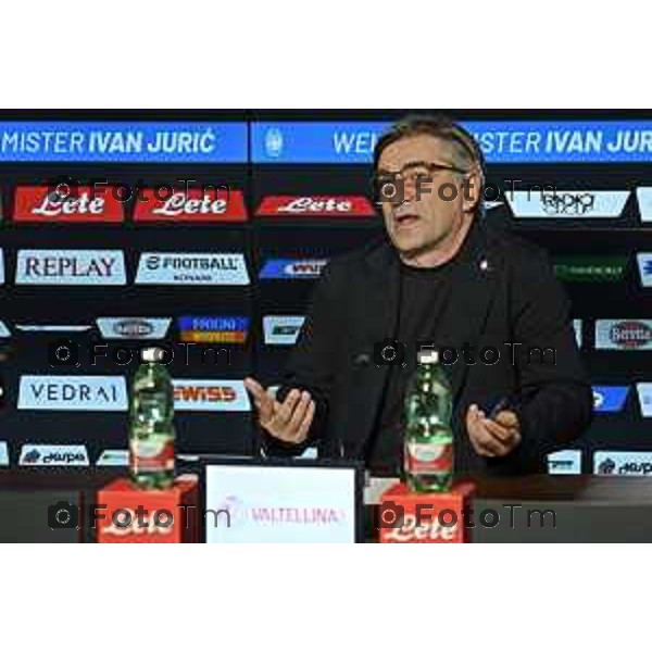 Tiziano Manzoni/LaPresse 19-06- 2025 Bergamo, Italia Sport Zingonia Bg presentazione Ivan jJuric nuovo mister Atalanta 2025 Dea in conferenza stampa. Presenti i vertici societari dell’Atalanta al gran completo, con l’Amministratore Delegato Luca Percassi, il Presidente Antonio Percassi e il co-chairman Stephen Pagliuca.