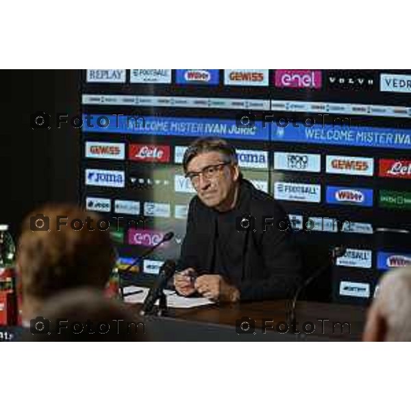Tiziano Manzoni/LaPresse 19-06- 2025 Bergamo, Italia Sport Zingonia Bg presentazione Ivan jJuric nuovo mister Atalanta 2025 Dea in conferenza stampa. Presenti i vertici societari dell’Atalanta al gran completo, con l’Amministratore Delegato Luca Percassi, il Presidente Antonio Percassi e il co-chairman Stephen Pagliuca.