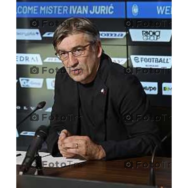 Tiziano Manzoni/LaPresse 19-06- 2025 Bergamo, Italia Sport Zingonia Bg presentazione Ivan jJuric nuovo mister Atalanta 2025 Dea in conferenza stampa. Presenti i vertici societari dell’Atalanta al gran completo, con l’Amministratore Delegato Luca Percassi, il Presidente Antonio Percassi e il co-chairman Stephen Pagliuca.