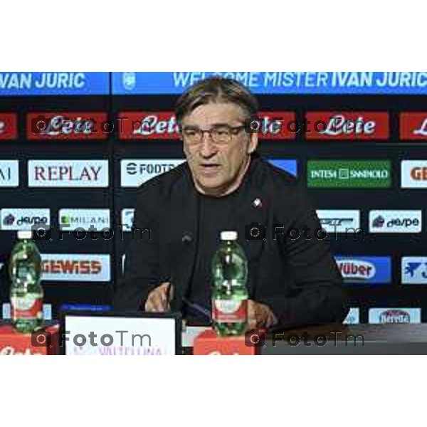 Tiziano Manzoni/LaPresse 19-06- 2025 Bergamo, Italia Sport Zingonia Bg presentazione Ivan jJuric nuovo mister Atalanta 2025 Dea in conferenza stampa. Presenti i vertici societari dell’Atalanta al gran completo, con l’Amministratore Delegato Luca Percassi, il Presidente Antonio Percassi e il co-chairman Stephen Pagliuca.