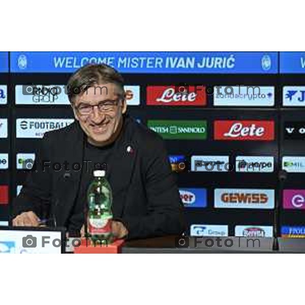 Tiziano Manzoni/LaPresse 19-06- 2025 Bergamo, Italia Sport Zingonia Bg presentazione Ivan jJuric nuovo mister Atalanta 2025 Dea in conferenza stampa. Presenti i vertici societari dell’Atalanta al gran completo, con l’Amministratore Delegato Luca Percassi, il Presidente Antonio Percassi e il co-chairman Stephen Pagliuca.