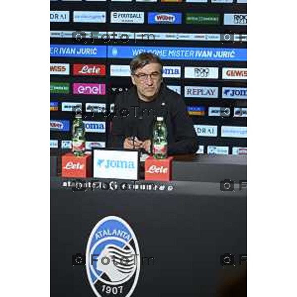 Tiziano Manzoni/LaPresse 19-06- 2025 Bergamo, Italia Sport Zingonia Bg presentazione Ivan jJuric nuovo mister Atalanta 2025 Dea in conferenza stampa. Presenti i vertici societari dell’Atalanta al gran completo, con l’Amministratore Delegato Luca Percassi, il Presidente Antonio Percassi e il co-chairman Stephen Pagliuca.