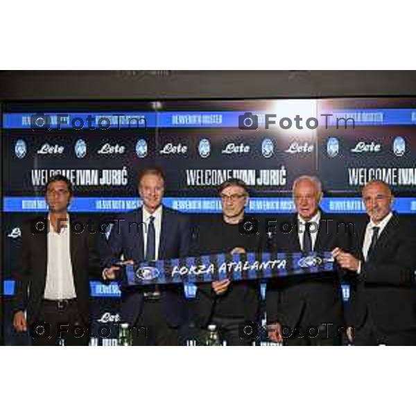 Tiziano Manzoni/LaPresse 19-06- 2025 Bergamo, Italia Sport Zingonia Bg presentazione Ivan jJuric nuovo mister Atalanta 2025 Dea in conferenza stampa. Presenti i vertici societari dell’Atalanta al gran completo, con l’Amministratore Delegato Luca Percassi, il Presidente Antonio Percassi e il co-chairman Stephen Pagliuca.