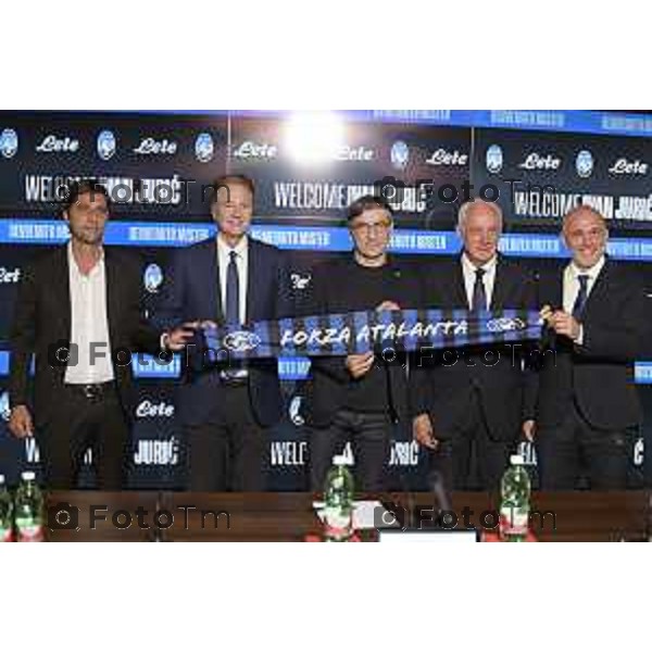 Tiziano Manzoni/LaPresse 19-06- 2025 Bergamo, Italia Sport Zingonia Bg presentazione Ivan jJuric nuovo mister Atalanta 2025 Dea in conferenza stampa. Presenti i vertici societari dell’Atalanta al gran completo, con l’Amministratore Delegato Luca Percassi, il Presidente Antonio Percassi e il co-chairman Stephen Pagliuca.