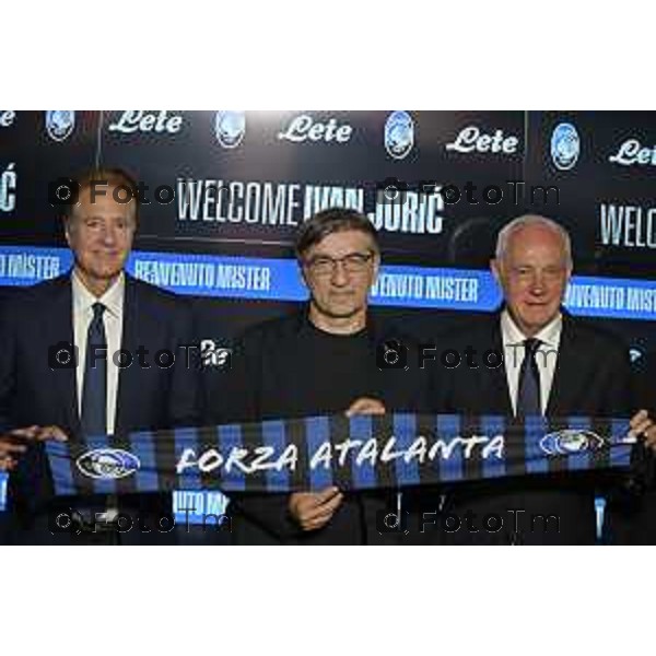 Tiziano Manzoni/LaPresse 19-06- 2025 Bergamo, Italia Sport Zingonia Bg presentazione Ivan jJuric nuovo mister Atalanta 2025 Dea in conferenza stampa. Presenti i vertici societari dell’Atalanta al gran completo, con l’Amministratore Delegato Luca Percassi, il Presidente Antonio Percassi e il co-chairman Stephen Pagliuca.