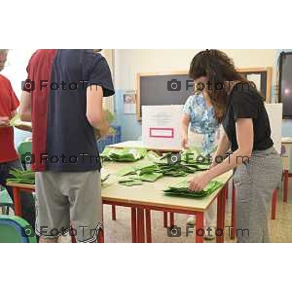 Tiziano Manzoni/LaPresse 9-6- 2025 Italia Cronaca Bergamo Referendum 8 e 9 giugno 2025, affluenza molto bassa Spoglio schede Bonate sotto