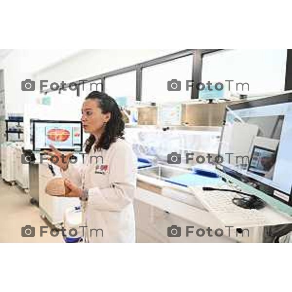 Tiziano Manzoni/LaPresse 21-5- 2025 Italia Cronaca BergamoMilestone di Valbrembo presenta il laboratorio mobile che in sette minuti prepara i tessuti sospetti di tumore per l\'esame del patologo.