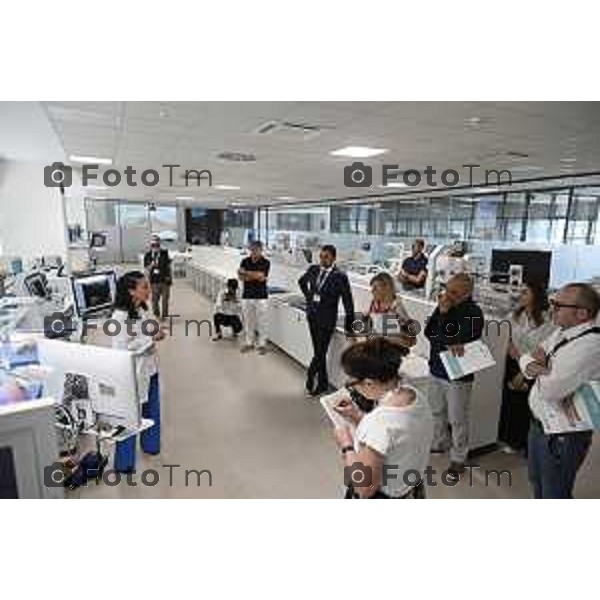 Tiziano Manzoni/LaPresse 21-5- 2025 Italia Cronaca BergamoMilestone di Valbrembo presenta il laboratorio mobile che in sette minuti prepara i tessuti sospetti di tumore per l\'esame del patologo.