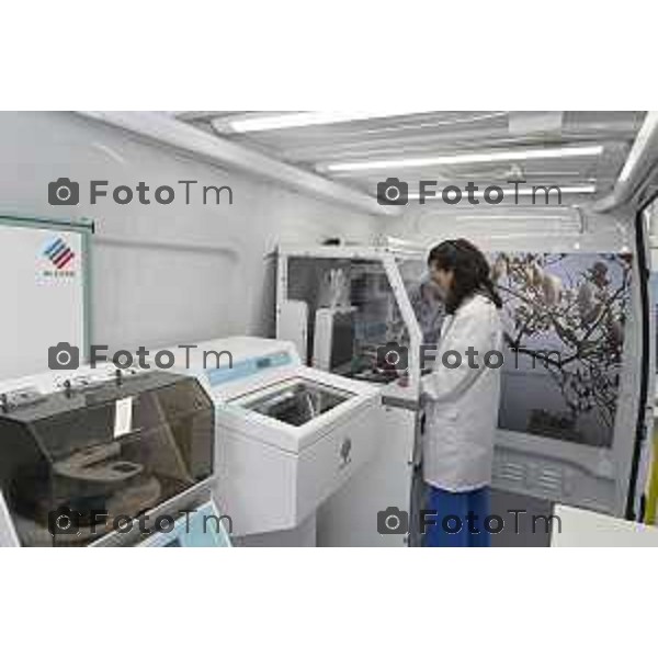 Tiziano Manzoni/LaPresse 21-5- 2025 Italia Cronaca BergamoMilestone di Valbrembo presenta il laboratorio mobile che in sette minuti prepara i tessuti sospetti di tumore per l\'esame del patologo.