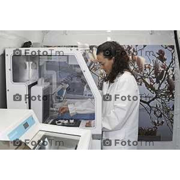 Tiziano Manzoni/LaPresse 21-5- 2025 Italia Cronaca BergamoMilestone di Valbrembo presenta il laboratorio mobile che in sette minuti prepara i tessuti sospetti di tumore per l\'esame del patologo.