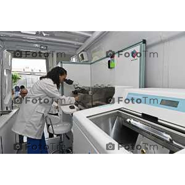 Tiziano Manzoni/LaPresse 21-5- 2025 Italia Cronaca BergamoMilestone di Valbrembo presenta il laboratorio mobile che in sette minuti prepara i tessuti sospetti di tumore per l\'esame del patologo.