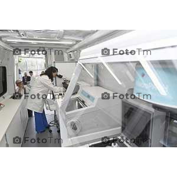Tiziano Manzoni/LaPresse 21-5- 2025 Italia Cronaca BergamoMilestone di Valbrembo presenta il laboratorio mobile che in sette minuti prepara i tessuti sospetti di tumore per l\'esame del patologo.