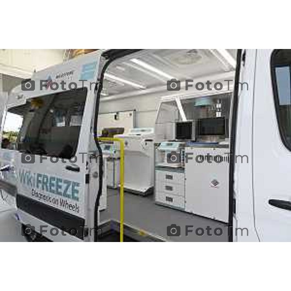 Tiziano Manzoni/LaPresse 21-5- 2025 Italia Cronaca BergamoMilestone di Valbrembo presenta il laboratorio mobile che in sette minuti prepara i tessuti sospetti di tumore per l\'esame del patologo.