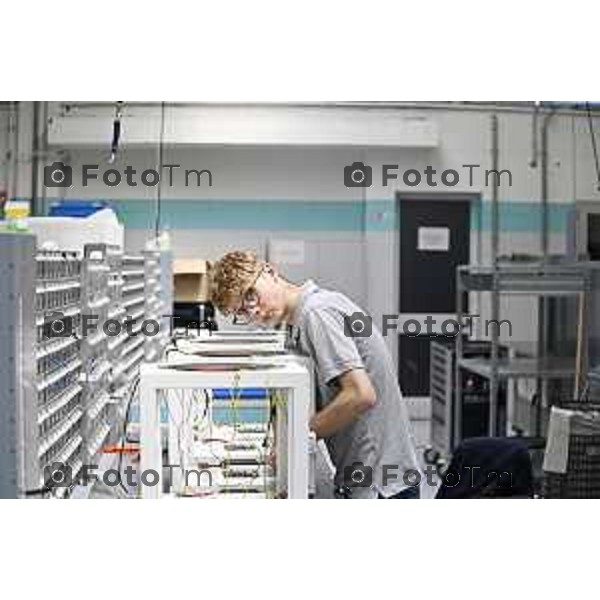 Tiziano Manzoni/LaPresse 21-5- 2025 Italia Cronaca BergamoMilestone di Valbrembo presenta il laboratorio mobile che in sette minuti prepara i tessuti sospetti di tumore per l\'esame del patologo.