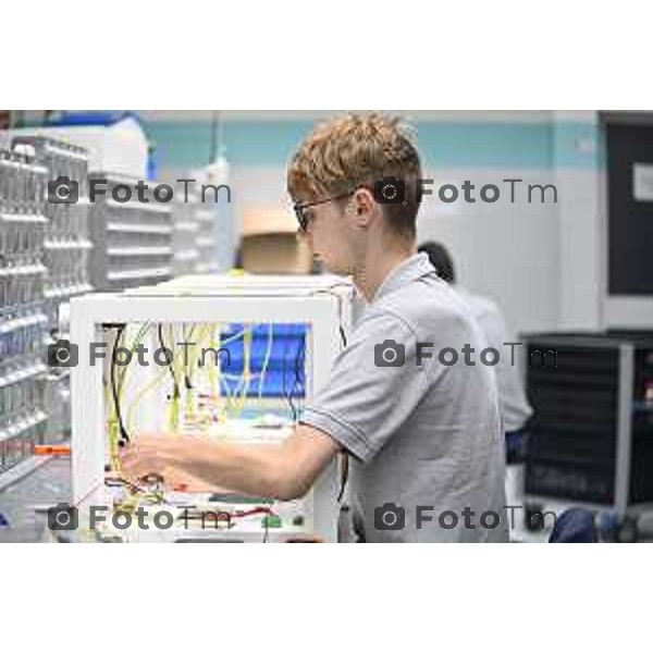 Tiziano Manzoni/LaPresse 21-5- 2025 Italia Cronaca BergamoMilestone di Valbrembo presenta il laboratorio mobile che in sette minuti prepara i tessuti sospetti di tumore per l\'esame del patologo.