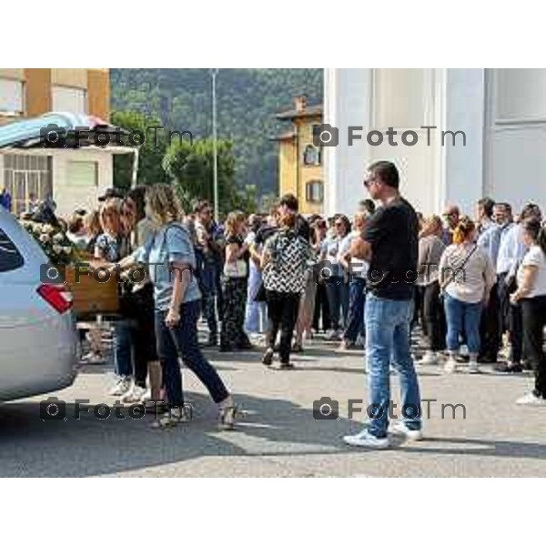 Tiziano Manzoni/LaPresse 11-6- 2025 Italia Cronaca Bergamofunerale congiunto per Elena Belloli e Rubens Bertocchi, vittima e assassino della tragedia che ha sconvolto Cene (Bg).