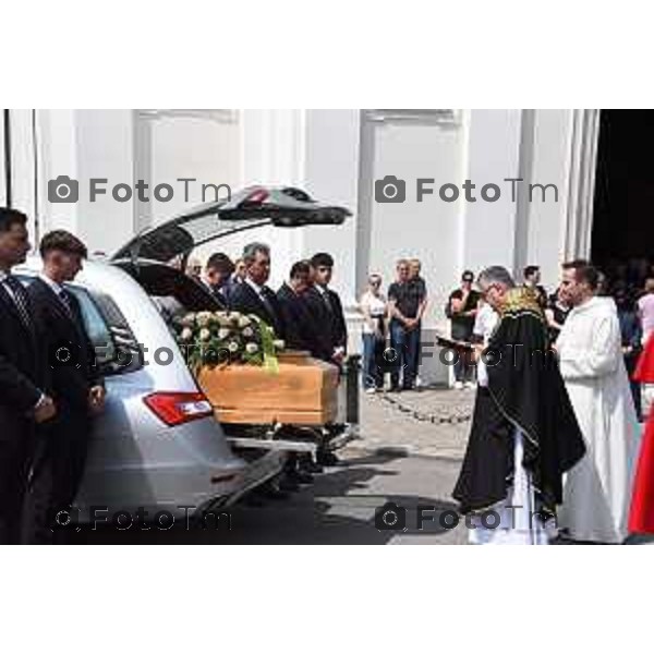 11-6- 2025 Italia Cronaca Bergamofunerale congiunto per Elena Belloli e Rubens Bertocchi, vittima e assassino della tragedia che ha sconvolto Cene (Bg).