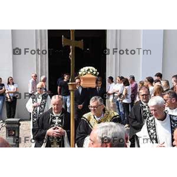 Tiziano Manzoni/LaPresse 11-6- 2025 Italia Cronaca Bergamofunerale congiunto per Elena Belloli e Rubens Bertocchi, vittima e assassino della tragedia che ha sconvolto Cene (Bg).