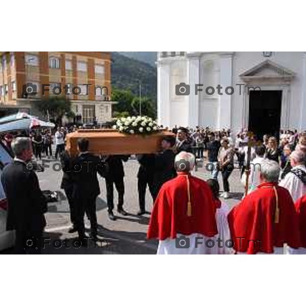 11-6- 2025 Italia Cronaca Bergamofunerale congiunto per Elena Belloli e Rubens Bertocchi, vittima e assassino della tragedia che ha sconvolto Cene (Bg).