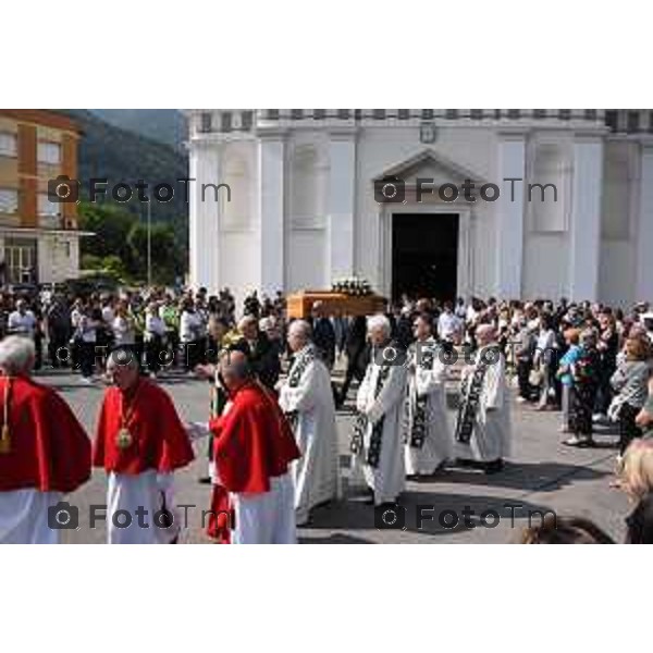 11-6- 2025 Italia Cronaca Bergamofunerale congiunto per Elena Belloli e Rubens Bertocchi, vittima e assassino della tragedia che ha sconvolto Cene (Bg).