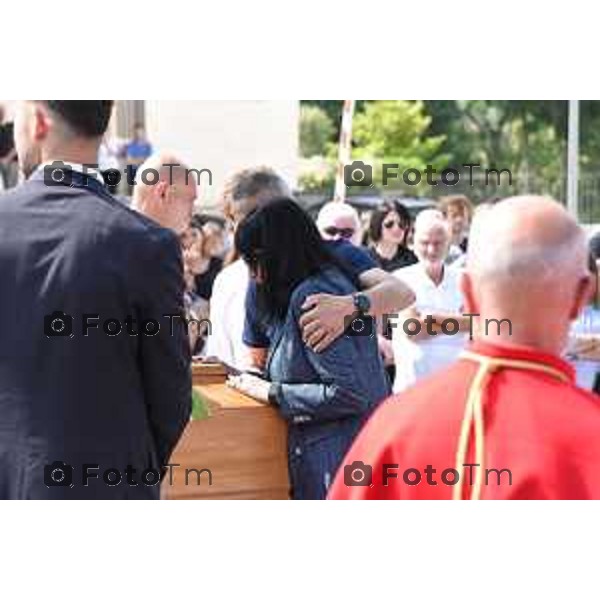 Tiziano Manzoni/LaPresse 11-6- 2025 Italia Cronaca Bergamofunerale congiunto per Elena Belloli e Rubens Bertocchi, vittima e assassino della tragedia che ha sconvolto Cene (Bg).
