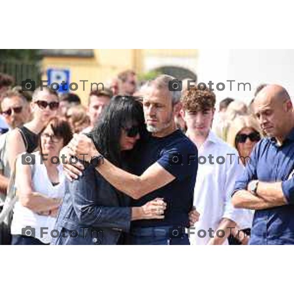 Tiziano Manzoni/LaPresse 11-6- 2025 Italia Cronaca Bergamofunerale congiunto per Elena Belloli e Rubens Bertocchi, vittima e assassino della tragedia che ha sconvolto Cene (Bg).