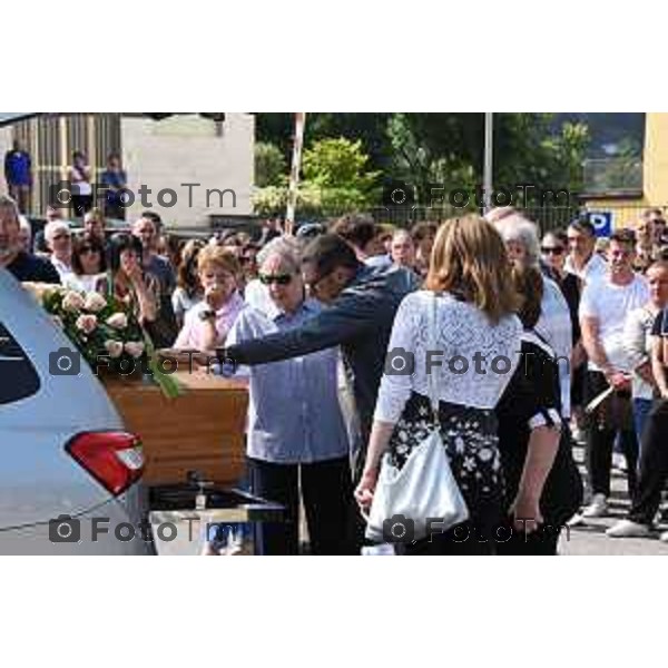 Tiziano Manzoni/LaPresse 11-6- 2025 Italia Cronaca Bergamofunerale congiunto per Elena Belloli e Rubens Bertocchi, vittima e assassino della tragedia che ha sconvolto Cene (Bg).