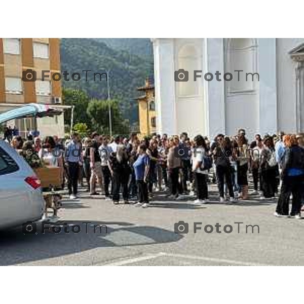 Tiziano Manzoni/LaPresse 11-6- 2025 Italia Cronaca Bergamofunerale congiunto per Elena Belloli e Rubens Bertocchi, vittima e assassino della tragedia che ha sconvolto Cene (Bg).