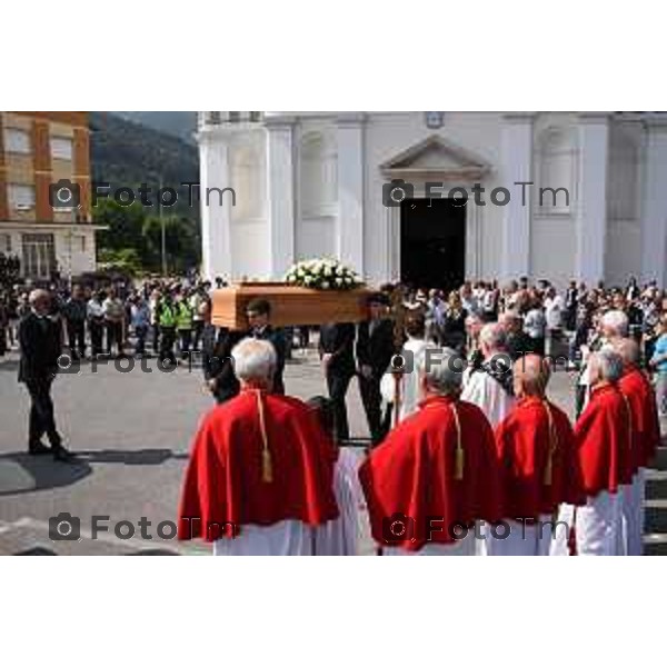Tiziano Manzoni/LaPresse 11-6- 2025 Italia Cronaca Bergamofunerale congiunto per Elena Belloli e Rubens Bertocchi, vittima e assassino della tragedia che ha sconvolto Cene (Bg).