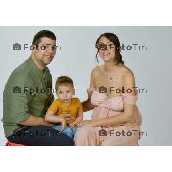 Tiziano Manzoni/LaPresse Bergamo, Italia Giulia Gianpiero Pandini con Gregorio e le gemelline