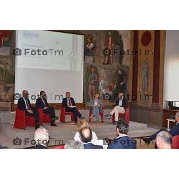 Tiziano Manzoni/LaPresse 18-6- 2025 Italia Cronaca Bergamo Bergamo la rassegna promossa da Fondazione Banca Popolare di Bergamo con Intesa Sanpaolo. ‘Prendersi cura. Nuovi bisogni, nuove risposte’. con don Roberto Trussardi Direttore Caritas Bergamasca, Giovanna Ricuperati Presidente Confindustria Bergamo, Francesco Locati Direttore Generale ASST Papa Giovanni XXIII di Bergamo
