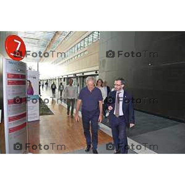 Tiziano Manzoni/LaPresse 19-6- 2025 Italia Cronaca Bergamo Visita Assessore Bertolaso al bimbo rprofugo di Gaza icoverato al papa Gio