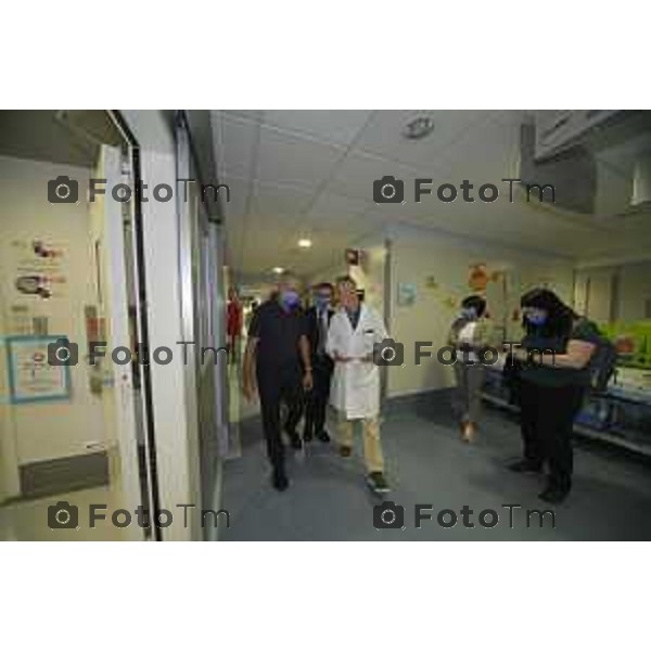 Tiziano Manzoni/LaPresse 19-6- 2025 Italia Cronaca Bergamo Visita Assessore Bertolaso al bimbo rprofugo di Gaza icoverato al papa Gio