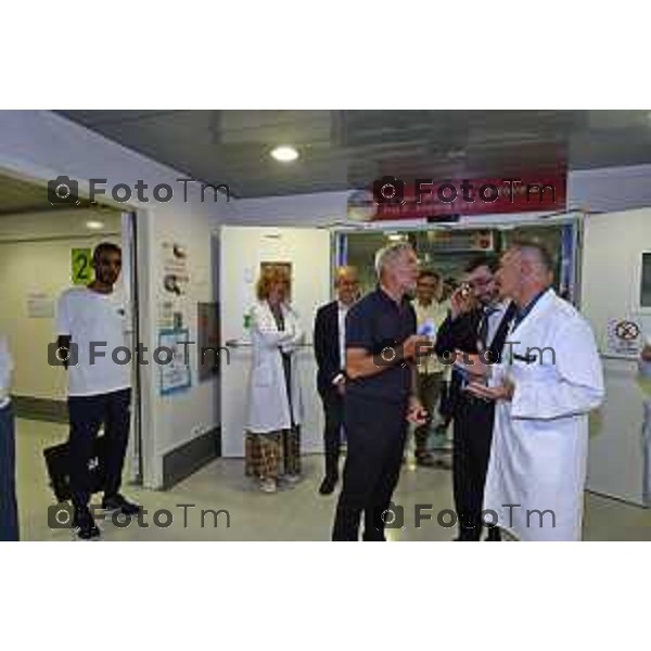 Tiziano Manzoni/LaPresse 19-6- 2025 Italia Cronaca Bergamo Visita Assessore Bertolaso al bimbo rprofugo di Gaza icoverato al papa Gio