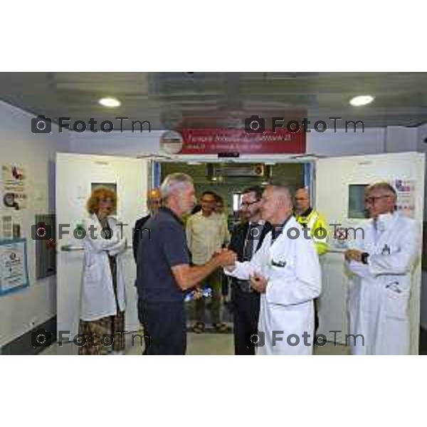 Tiziano Manzoni/LaPresse 19-6- 2025 Italia Cronaca Bergamo Visita Assessore Bertolaso al bimbo rprofugo di Gaza icoverato al papa Gio