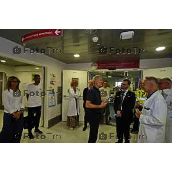 Tiziano Manzoni/LaPresse 19-6- 2025 Italia Cronaca Bergamo Visita Assessore Bertolaso al bimbo rprofugo di Gaza icoverato al papa Gio
