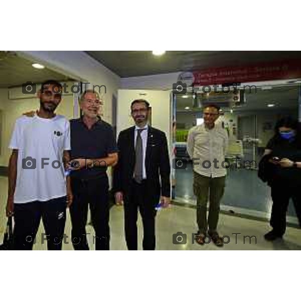 Tiziano Manzoni/LaPresse 19-6- 2025 Italia Cronaca Bergamo Visita Assessore Bertolaso al bimbo rprofugo di Gaza icoverato al papa Gio