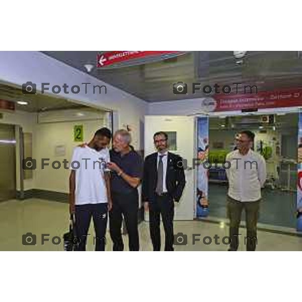 Tiziano Manzoni/LaPresse 19-6- 2025 Italia Cronaca Bergamo Visita Assessore Bertolaso al bimbo rprofugo di Gaza icoverato al papa Gio