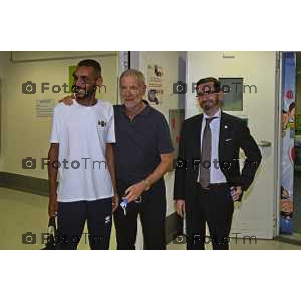 Tiziano Manzoni/LaPresse 19-6- 2025 Italia Cronaca Bergamo Visita Assessore Bertolaso al bimbo rprofugo di Gaza icoverato al papa Gio