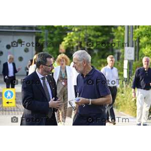Tiziano Manzoni/LaPresse 19-6- 2025 Italia Cronaca Bergamo Visita Assessore Bertolaso al bimbo rprofugo di Gaza icoverato al papa Gio