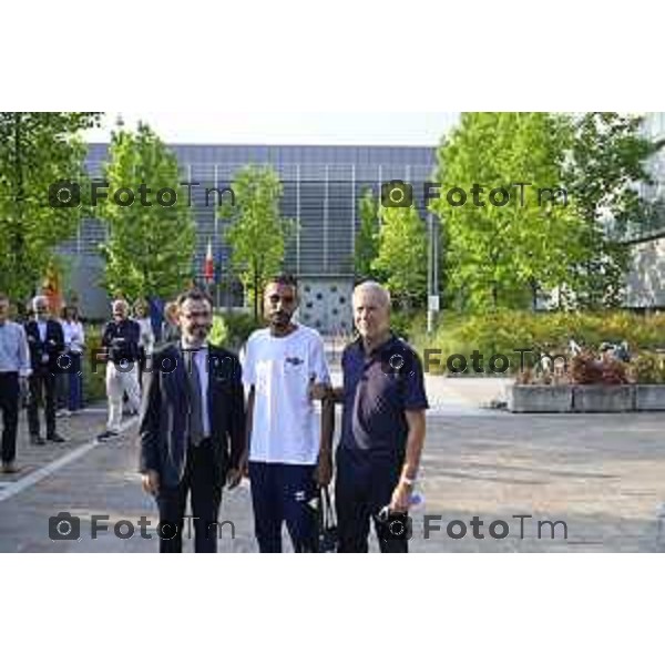 Tiziano Manzoni/LaPresse 19-6- 2025 Italia Cronaca Bergamo Visita Assessore Bertolaso al bimbo rprofugo di Gaza icoverato al papa Gio