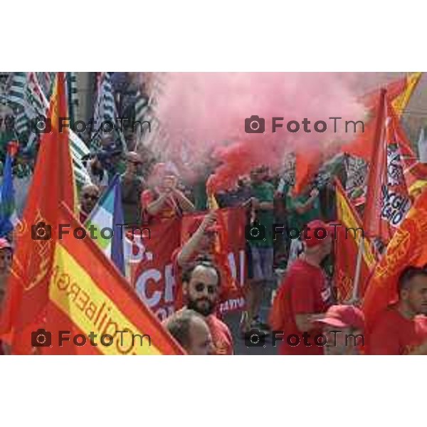 Tiziano Manzoni/LaPresse 20-6- 2025 Italia Cronaca Bergamo 20 giugno, metalmeccanici in sciopero: la manifestazione regionale. La FIOM CGIL